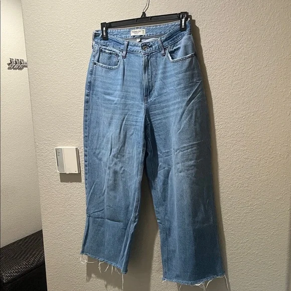 Abercrombie & Fitch - Curve Love High Rise Cropped Wide Leg Jeans - Picture 2 of 9